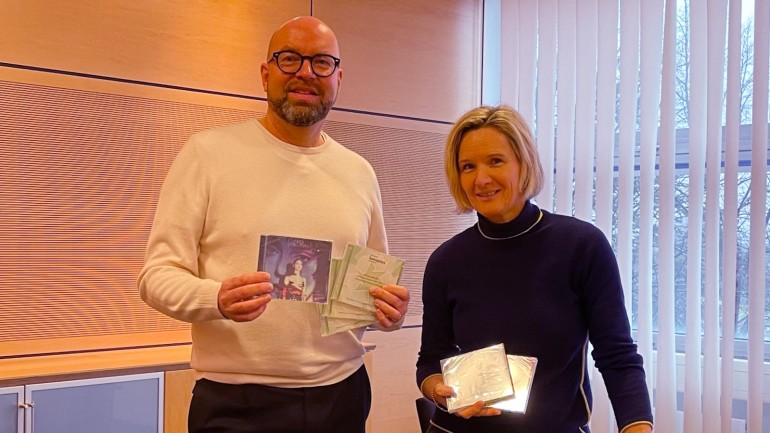 Projektleiterin Monika Johannleweling und Sonopress-Vertriebsleiter Jörg Pollmeyer präsentieren die neue Jewel-Box.