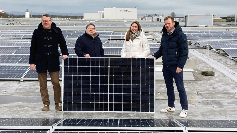 Stephan Schierke (Geschäftsführer VVA/Arvato Supply Chain Solutions), Nico Nötzel (Projektverantwortlicher bei Arvato SCS), Miriam Bartsch (Koordinatorin für Corporate Responsibility bei Arvato SCS) und Andreas Barth (President Tech und Group Head of Corporate Responsibility &amp; Sustainability bei Arvato SCS, v. l.)